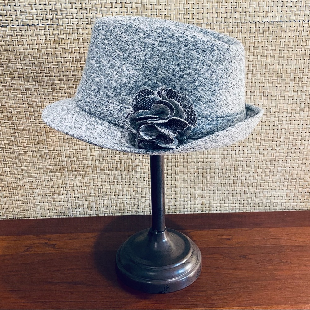 🌟HP🌟NWOT Gray Flannel Floral Fedora